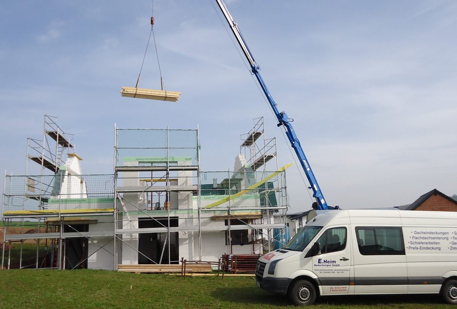 Dachstuhlaufbau mit Kran bei einem Neubau in Kaltennordheim